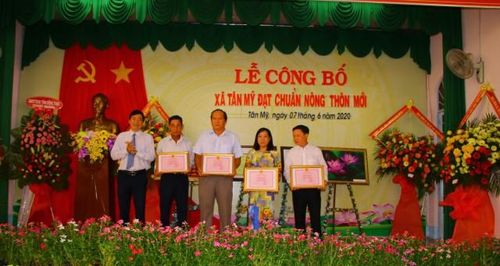 Ông Phạm Thiện Nghĩa trao bằng khen cho các cá nhân đạt thành tích xuất sắc trong xây dựng nông thôn mới 