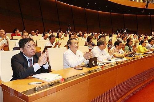 Các đại biểu Quốc hội vỗ tay sau khi thông qua Nghị quyết phê chuẩn EVFTA. (Ảnh: Trọng Đức/TTXVN)