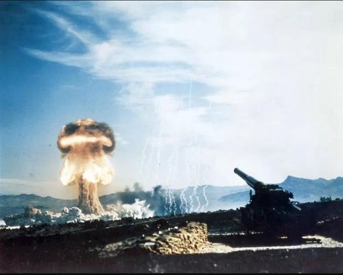 Một vụ thử hạt nhân của Mỹ có sức công phá 15 kiloton năm 1953. Ảnh: NEWSWEEK 