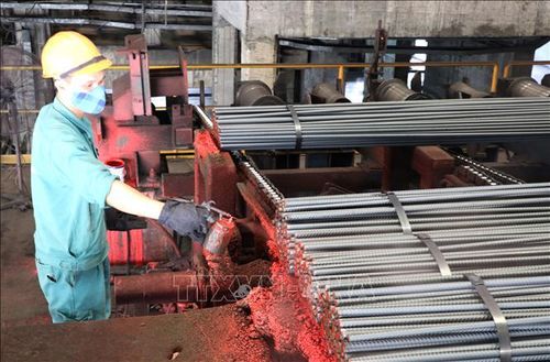 Sơn chống gỉ vết cắt của thép thành phẩm tại Nhà máy cán thép Thái Trung (Công ty Cổ phần gang thép Thái Nguyên). Ảnh: Hoàng Nguyên/TTXVN