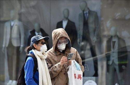 Người dân đeo khẩu trang phòng dịch COVID-19 tại Munich, Đức ngày 21/4/2020. Ảnh: AFP/TTXVN