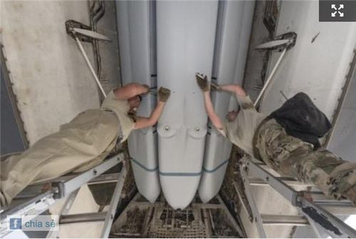 Tên lửa AGM-158 JASSM đang được lắp vào khoang máy bay B-1B Lancer