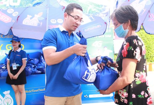 Với tinh thần san sẻ khó khăn, chương trình hỗ trợ mỗi người dân 6kg gạo cùng các hình thức hỗ trợ khác nhằm phần nào giúp bà con vượt qua khó khăn trước mắt