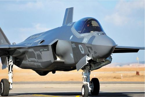 Đại úy Thompson là một phần trong nhóm nhỏ các nữ phi công F-35, nhưng là người đầu tiên được cấp chứng nhận và giao nhiệm vụ bay chiến đấu.