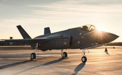Đại úy Emily Thompson đã làm nên lịch sử gần đây bằng cách trở thành người phụ nữ đầu tiên lái tiêm kích tàng hình F-35A Lightning trong một nhiệm vụ triển khai chiến đấu thực tế, Không quân Mỹ cho biết trong một tuyên bố gần đây.