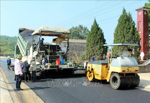 Thi công hoàn thiện mặt đường nông thôn mới kiểu mới ở xã Bảo Cường, huyện Định Hóa.