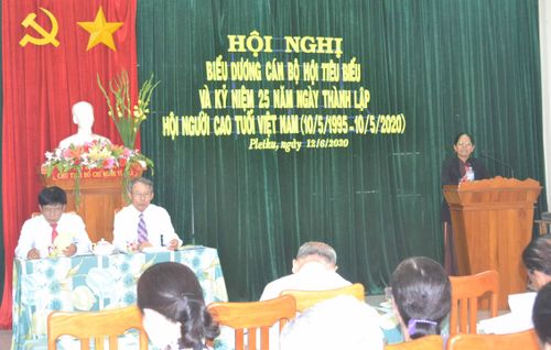 Bà Rơ Châm H'Yéo phát biểu tại Hội nghị. Ảnh: Hoàng Cư