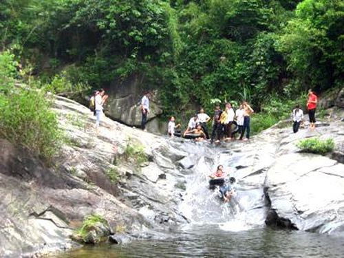 Thác Đát thu hút đông đảo du khách trong ngày hè.