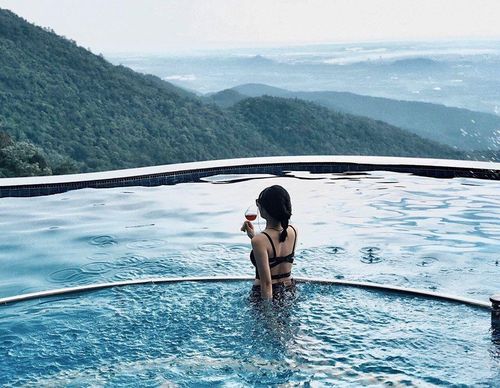 Địa điểm được quan tâm nhất của Belvedere resort là bể bơi vô cực ngoài trời.