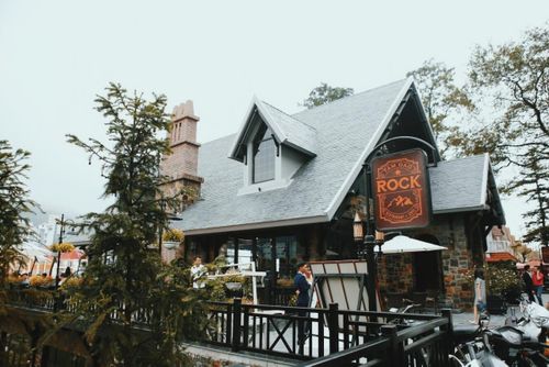 Rock Cafe mang phong cách Châu Âu là địa điểm checkin không thể bỏ qua