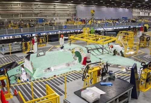 Bên trong cơ sở lắp ráp khâu cuối của tiêm kích F-35 tại Italy. Ảnh: Lockheed Martin.