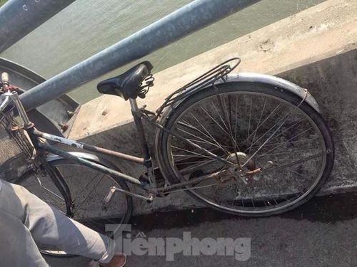 Nữ sinh lớp 9 để lại xe đạp rồi nhảy cầu Tinh Xuyên tự vẫn - Ảnh: Hoàng Long
