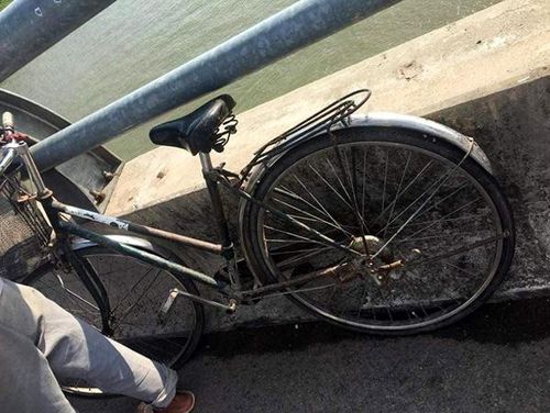 Chiếc xe đạp Ng. để lại trên cầu Tịnh Xuyên trước khi gieo mình xuống sông Trà Lý – Ảnh: Khánh Linh