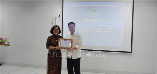 Ban tổ chức trao giải cho các tác giả đoạt giải cuộc thi viết về đất nước, con người Ấn Độ.