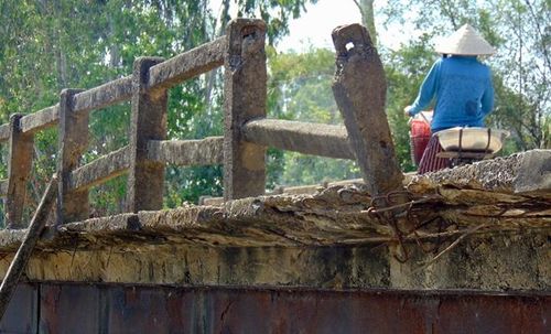 Lan can, mép cầu Gò Tre nhiều đoạn bị bong tróc, hư hỏng nặng, lộ cả sắt hoen gỉ ra ngoài.