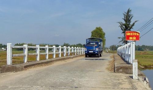 Trước sự xuống cấp nghiêm trọng của cầu Bình Nam, cơ quan chức năng đã đặt biển cảnh báo "Cấm xe ô tô tải qua cầu" ở phía 2 đầu cầu. Tuy nhiên, do nhu cầu đi lại trên tuyến đường này nên nhiều xe tải vẫn "nhắm mắt làm ngơ" biển cảnh báo.