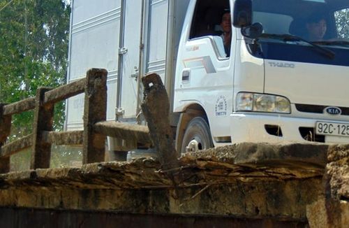 Một chiếc xe tải lưu thông trên cầu Gò Tre.