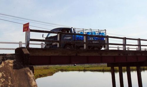 Một chiếc xe tải lưu thông qua cầu Bình Nam từ hướng xã Bình Nam đi xã Bình An, huyện Thăng Bình.