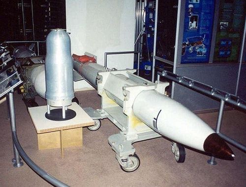  Bom B61-12 dự kiến sẽ dùng để thay thế bom trọng lực B61-11, một trong những nòng cốt của kho vũ khí hạt nhân Mỹ. 