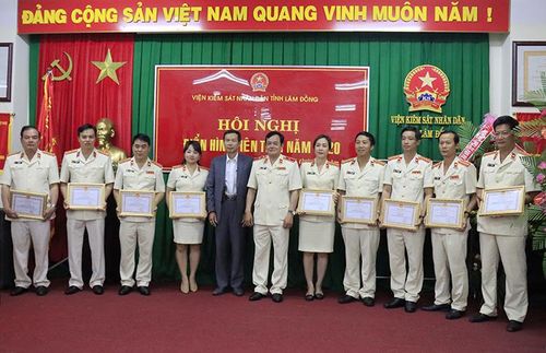 Viện KSND TP Đà Lạt là 1 trong 9 tập thể vừa được Viện trưởng Viện KSND tỉnh Lâm Đồng biểu dương, tặng Giấy khen vì có thành tích nổi bật trong phong trào thi đua 5 năm (2015 - 2019).
