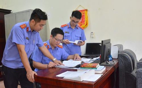 Lãnh đạo và kiểm sát viên Viện KSND T.X Phổ Yên trao đổi về kết quả thực hiện các nhiệm vụ.