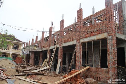 Các công trình xây dựng sử dụng vốn nhà nước ở huyện Yên Thành vẫn đang sử dụng gạch nung. Ảnh: Văn Trường