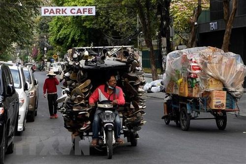 Người bán hàng rong trên một đường phố ở Phnom Penh, Campuchia. (Ảnh: AFP/TTXVN)