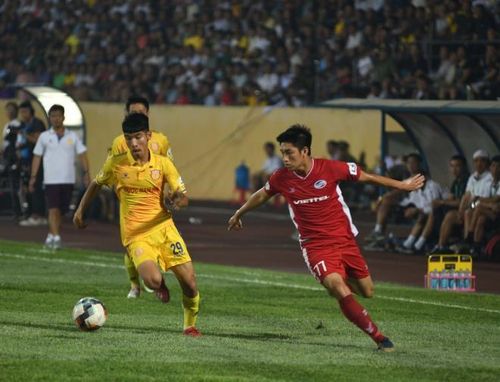 Viettel (áo đỏ) đứng nhì bảng với thành tích bất bại. 