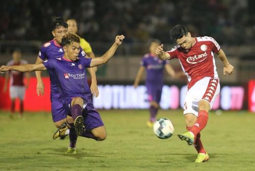 CLB TP.HCM (áo đỏ) bất lực trước hàng thủ Sài Gòn FC. 