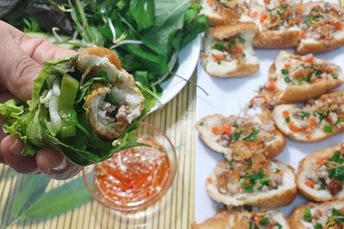 Khi ăn bánh mì hấp, bạn cuốn cùng với rau sống, rau thơm thêm chút đồ chua, chấm nước mắm chua ngọt rất ngon mà không hề ngán.