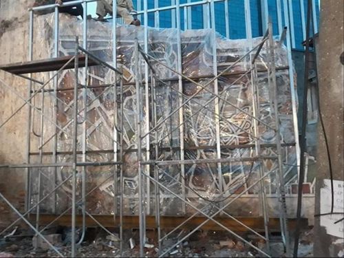 Họa sĩ Trường Sơn chịu trách nhiệm khôi phục phần bị mất trong bức tranh tường cổ động của cha mình. Họa sĩ Nguyễn Thế Sơn góp ý, phần khôi phục nên để màu đen trắng để phân biệt với tác phẩm gốc, cũng là cách kể câu chuyện thú vị về số phận của tác phẩm.