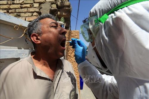Nhân viên y tế lấy mẫu xét nghiệm COVID-19 tại Baghdad, Iraq, ngày 20/5/2020. Ảnh: THX/TTXVN