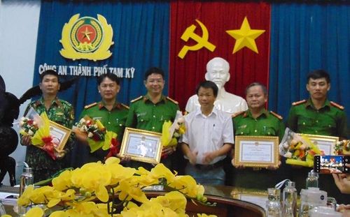 Lãnh đạo UBND TP Tam Kỳ tặng Giấy khen cho các tập thể, cá nhân có thành tích bắt giữ Triệu Quân Sự.