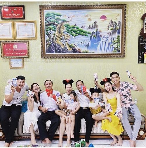 Hiện tại, nữ diễn viên không sống cùng gia đình mà ra ngoài tự lập. Dù công việc bận rộn, Lan Ngọc vẫn dành nhiều thời gian cho người thân. Cô thường về nhà dùng bữa cùng bố mẹ, vui đùa cùng các cháu. Những khoảnh khắc đáng yêu này được nữ diễn viên chia sẻ trên Instagram.