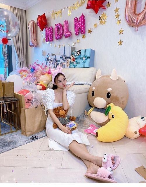 Điều đặc biệt, nữ diễn viên cũng dành một góc riêng trong nhà để lưu giữ tất cả quà mà người hâm mộ gửi tặng. Tính đến hiện tại, cô là một trong số ít nữ diễn viên Việt sở hữu lượng fan hùng hậu, số lượng này tăng lên đáng kể sau khi cô tham gia chương trình Running Man bản Việt – Chạy đi chờ chi.