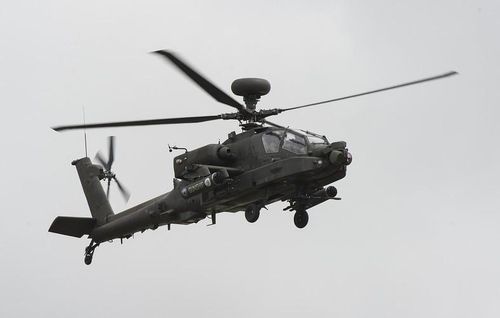 Bán kính tác chiến của AH-64E khoảng 550km, phạm vi hoạt động tối đa 2.100km, trần bay lên tới 6.400m. Đây hiện là dòng trực thăng tấn công tốt nhất thế giới.