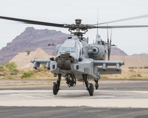 AH-64E có phi hành đoàn 2 người, chiều dài 17,7m đường kính roto 16,4m, chiều cao 4,6m. Trọng lượng rỗng 5,1 tấn, trọng tải cất tối đa 9,5 tấn.