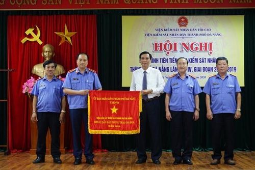 Đại diện lãnh đạo TP Đà Nẵng tặng tặng cờ thi đua dẫn đầu khối cho VKSND TP Đà Nẵng.