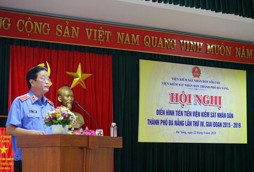 Đồng chí Vũ Việt Hùng – Vụ trưởng Vụ thi đua khen thưởng VKSND tối cao phát biểu tại hội nghị