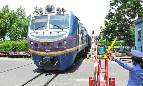 Xe lửa qua kênh Nhiêu Lộc - Thị NgheÀ̉nh: CAO THĂNG