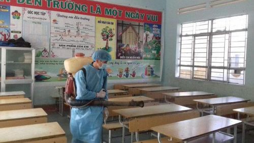 Phun thuốc khử trùng tại trường học phòng chống bệnh bạch hầu.