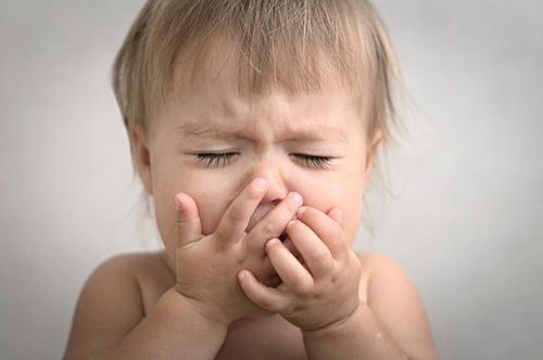 Trẻ em là đối tượng dễ bị vi khuẩn bạch hầu tấn công. Ảnh: Webmd.