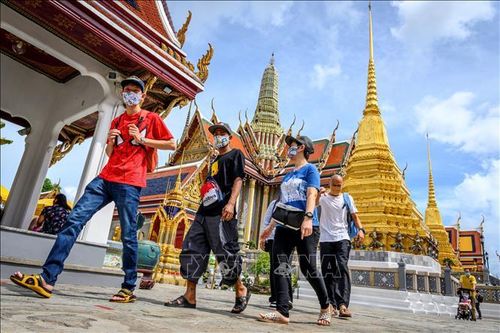 Khách du lịch thăm quan Cung điện Hoàng gia ở Bangkok, Thái Lan ngày 7/6/2020. Ảnh: AFP/TTXVN