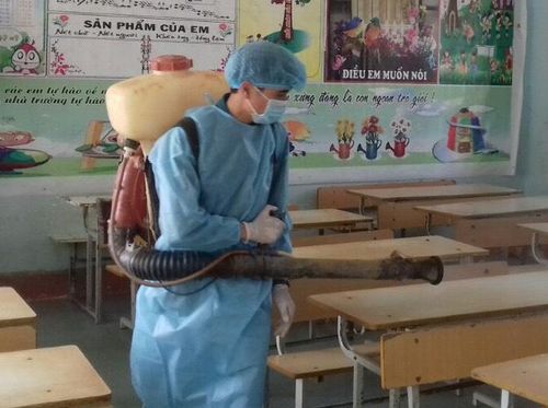 Cán bộ y tế tỉnh Đắk Nông xịt khử trùng lớp học của bệnh nhân mắc bạch hầu. Ảnh: BSCC.