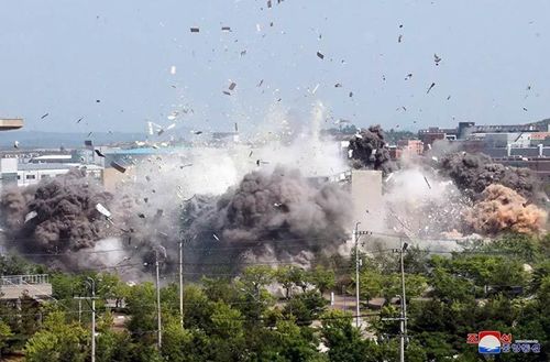 Triều Tiên cho nổ tung văn phòng liên lạc chung với Hàn Quốc hôm 16/6. (Ảnh: KCNA)
