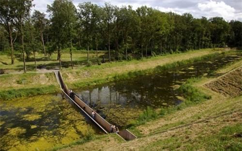 Cây cầu ở vùng Fort de Roovere, Netherlands độc đáo bởi nó nằm ngay giữa lòng sông. Các bức tường bao bọc xung quanh cầu giống như 1 con đập để cản nước lại. (ảnh: cc timtom.ch)