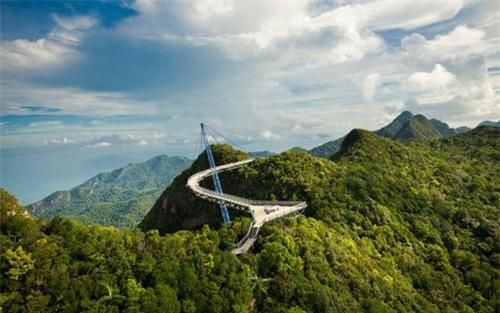 Kiến trúc sư Mayur Kanaiya đã tạo ra 1 đạo cụ đặc biệt để cho cây cầu dài 125m Langkawi Sky có thể uốn lượn một cách ngoạn mục trên đỉnh núi Gunung Mat Cincang, đảo Pulau Langkawi, Malaysia. Kiến trúc sư Mayur Kanaiya cho hay: “Cây cầu uốn lượn này cho phép du khách có những trải nghiệm gần gũi hơn với rừng núi và động vật hoang dã”. (ảnh: Getty)