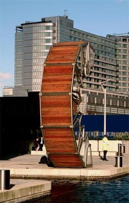 Ở London, Anh Quốc, cây cầu Rolling dài 12m có khả năng cuộn sang một bên mỗi khi tàu thuyền đi qua kênh đào Grand Union, vịnh Paddington. Doanh nhân đến từ Bỉ Koen Kas cho biết: “8 tấm thép và tấm gỗ chỗ bản lề sẽ cuộn tròn lại cho dến khi 2 đầu cầu gặp nhau, tạo thành hình bát giác. Vào buổi trưa thứ 6 hàng tuần, cây cầu sẽ cuộn mình lại cho du khách chiêm ngưỡng”. (ảnh: Photofusion/Getty)