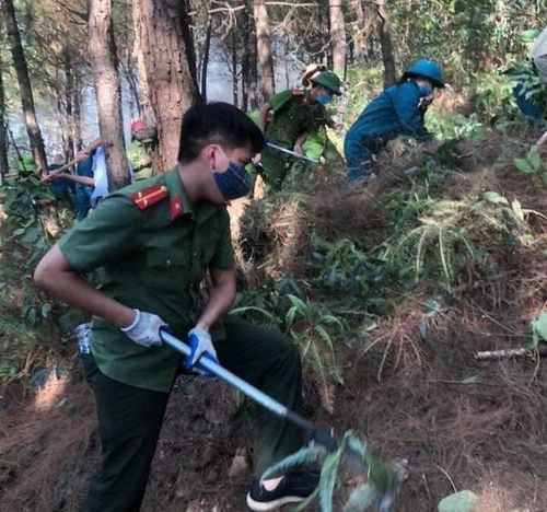 Phát băng cản lửa để khống chế đám cháy. Ảnh: Văn Nhân. 