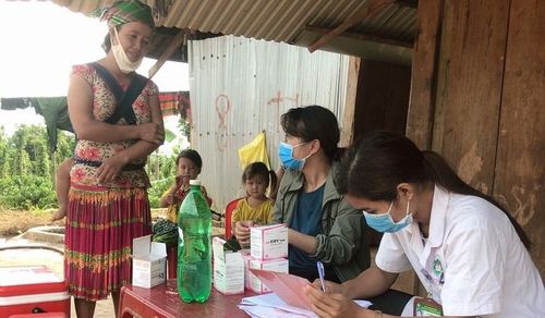 Tổ chức cấp phát thuốc phòng chống bệnh bạch hầu lưu động.